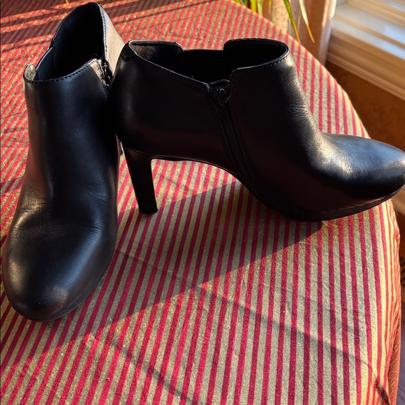 Clark’s sleek Black leather Ankle Booties Stiletto - Picture 2 of 8